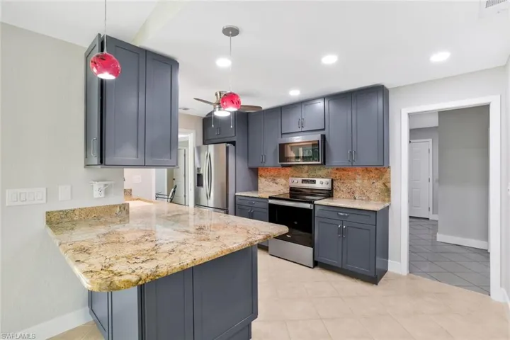 New Kitchen Cabinets with soft close doors and drawers.