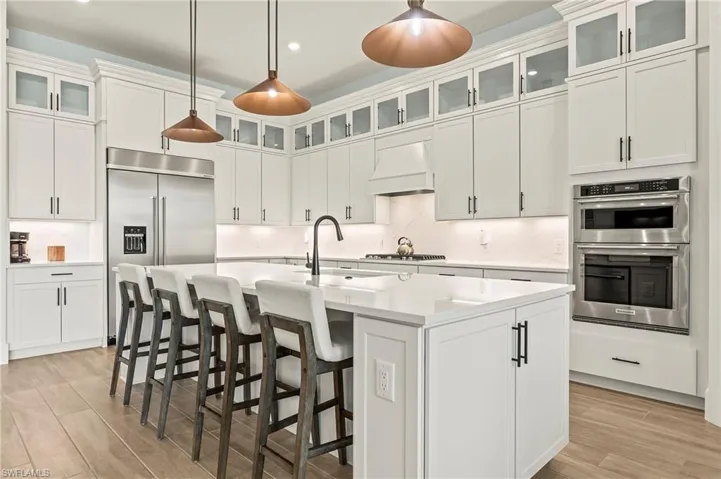 Kitchen w/breakfast bar