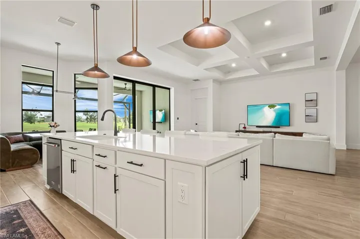 Kitchen w/ center Island