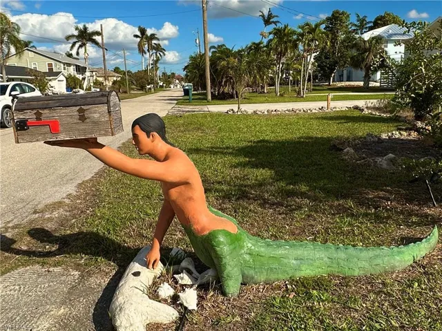 Gator Man Mailbox