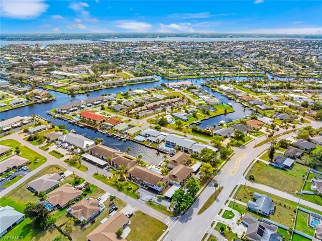 Bird's eye view featuring a residential view and a water view