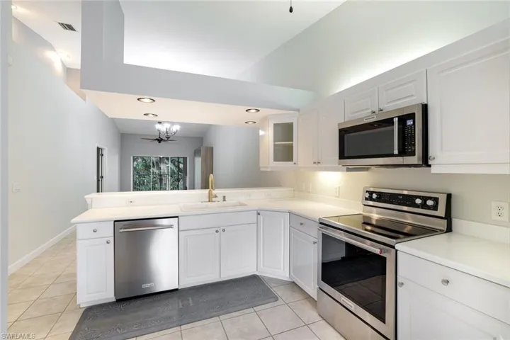 KITCHEN WITH NEUTRAL COLOR TILE