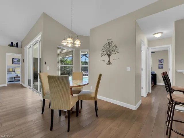 Dining Area & Breakfast Bar