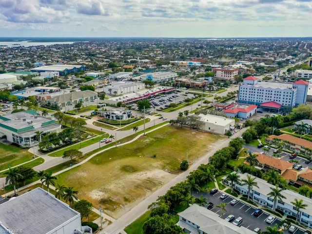 Drone / aerial view featuring a city view
