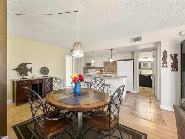272  Palm  DR, Naples, FL 34112