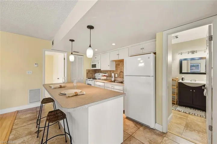 272  Palm  DR, Naples, FL 34112
