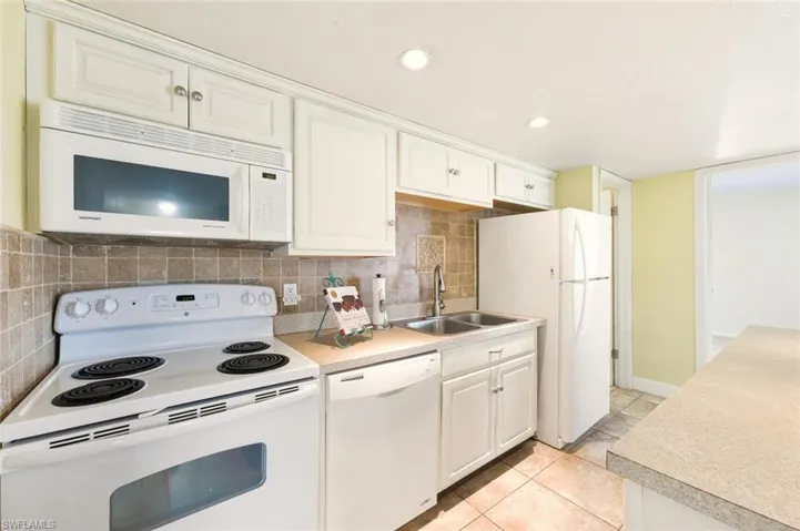272  Palm  DR, Naples, FL 34112