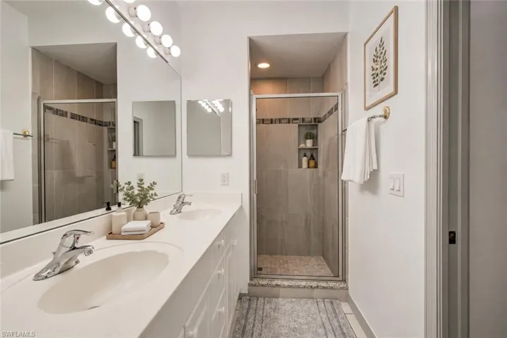 475 Robin Hood Cir 202, Naples, Florida 34104
