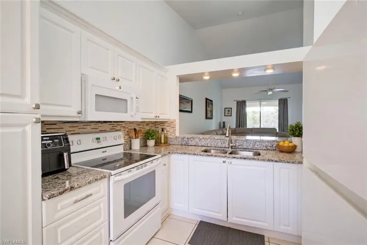 475 Robin Hood Cir 202, Naples, Florida 34104