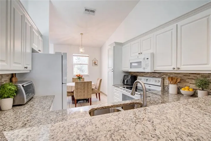 475 Robin Hood Cir 202, Naples, Florida 34104