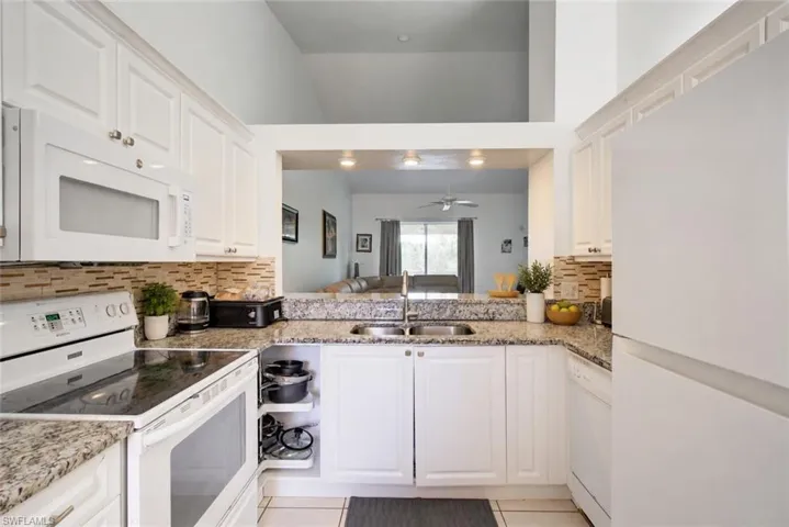 475 Robin Hood Cir 202, Naples, Florida 34104
