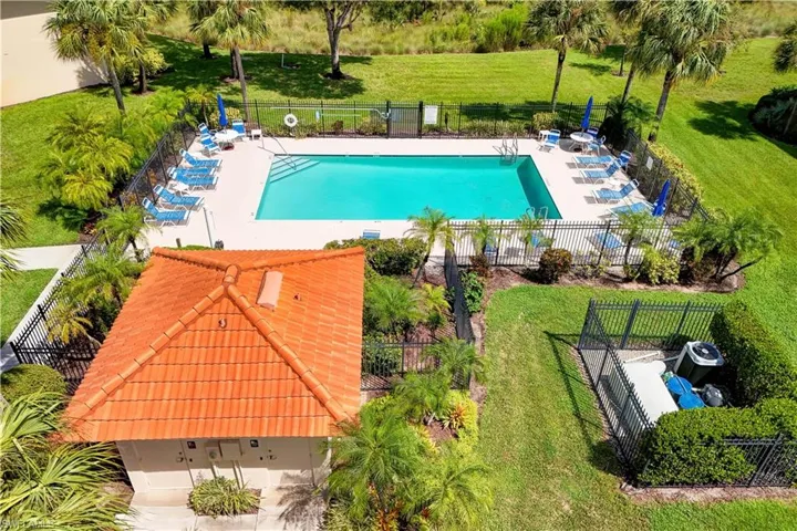 475 Robin Hood Cir 202, Naples, Florida 34104