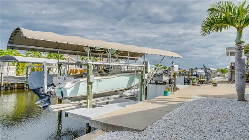 7500 LB Boat Lift with Cover