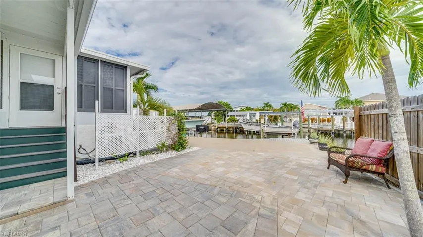 Spacious Side Yard
