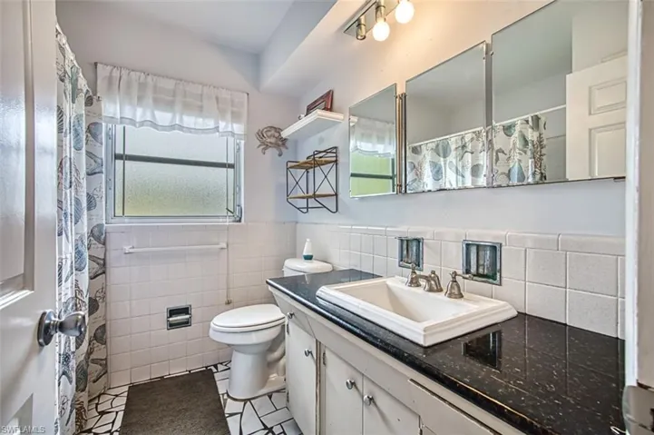 Guest Bathroom with combo tub/shower