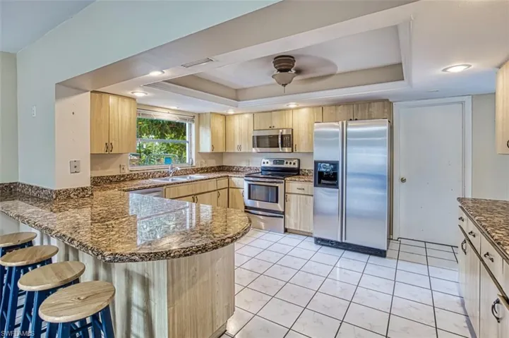 Breakfast Bar | Stainless Steel Appliances