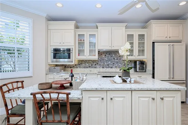 EAT IN KITCHEN AND ISLAND