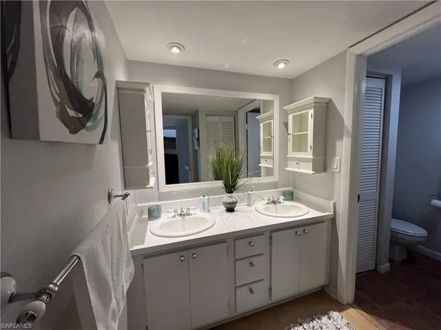 Upstairs bath, dual sinks, tub & shower combo.