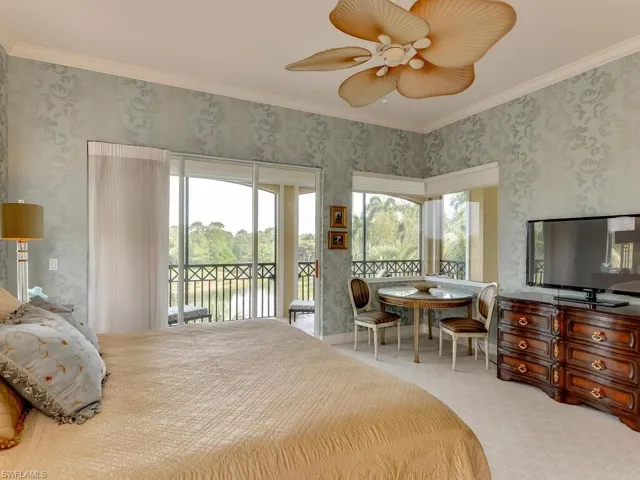 En-suite sitting area or desk space