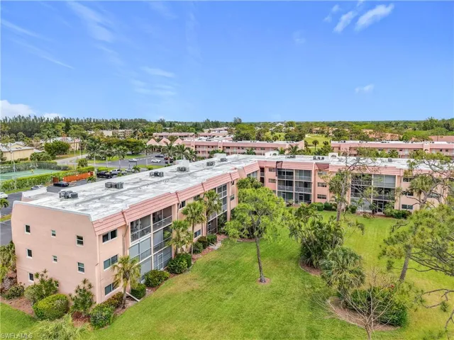 Bird's eye view of apartment complex