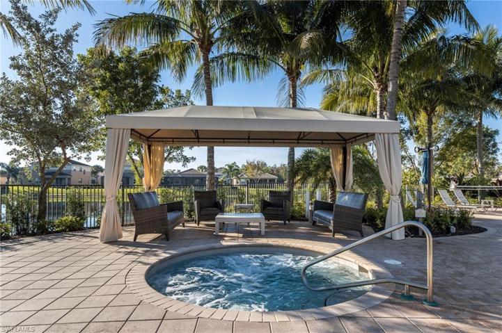 At the end of the day (before sunset) relax in the jacuzzi.