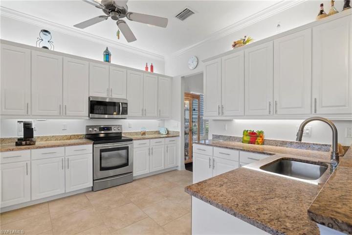 Move right into this oversized kitchen with tons of cabinets.