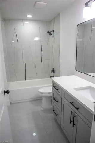 Full bath with washtub / shower combination and vanity