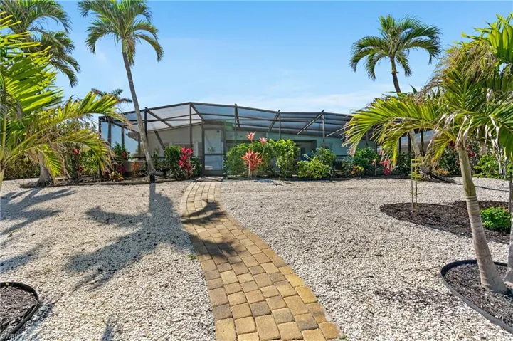 View of yard with a lanaivirtually enhanced image