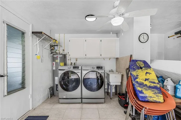 Laundry in garage. Washer/dryer convey.