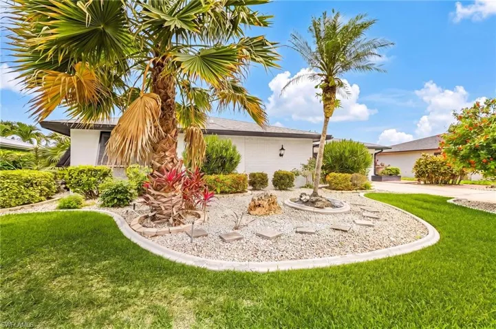 Lush FL landscaping