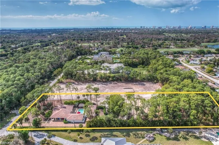 2401 Coach House Ln, Naples, Florida 34105