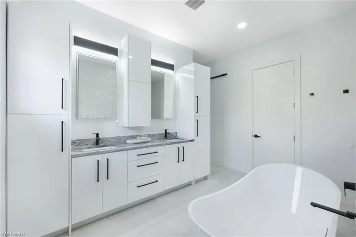215 Se 28th Ter, Cape Coral, Florida 33904