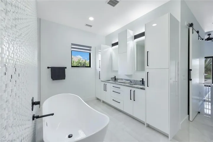 215 Se 28th Ter, Cape Coral, Florida 33904