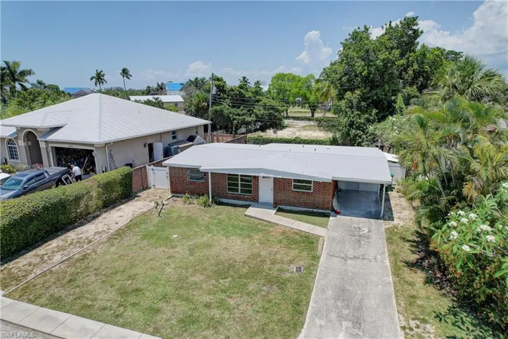 View of front of property featuring a front lawn