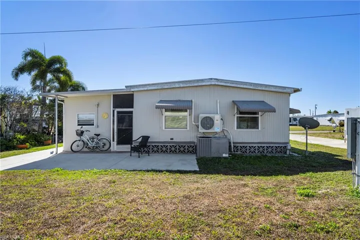 View of front of house featuring a front yard