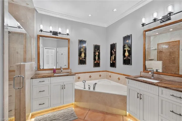 Dual vanities with undermount sinks and granite countertops