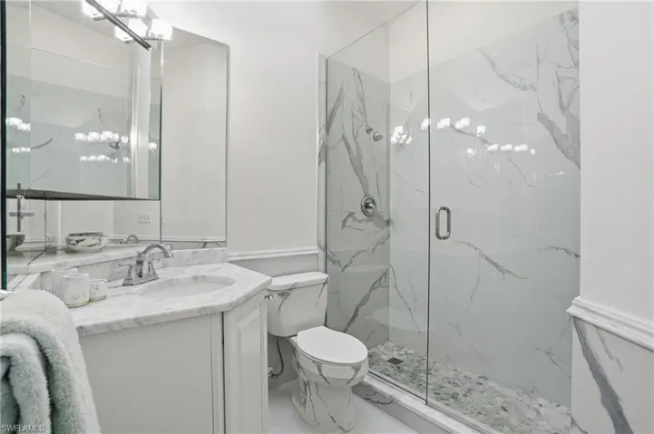 Guest shower, cleverly designed to suit your most discrimating guests