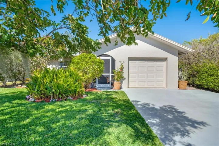 3 BD, 2 BA home, Flood Zone X, 3 Screened Lanai's, Garage