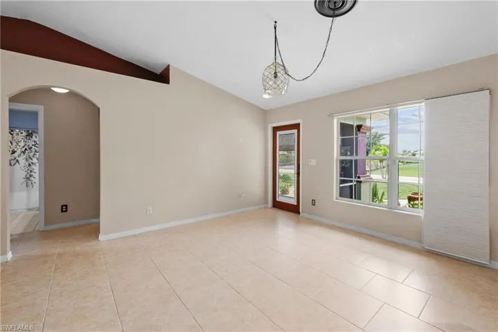 Plenty of room for table and buffet in entry