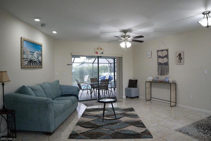 Living room in the entrance.