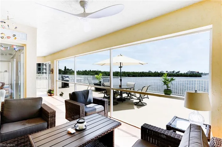 Stunning views of Little Hickory Bay!