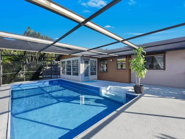 Pool with screen enclsoure