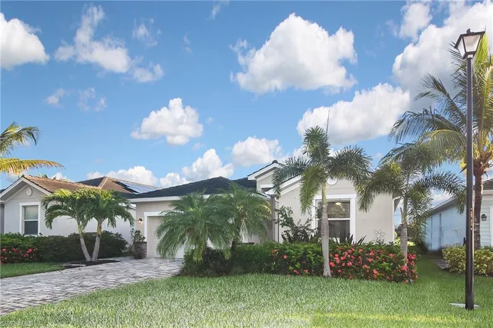 View of front of property featuring a front yard