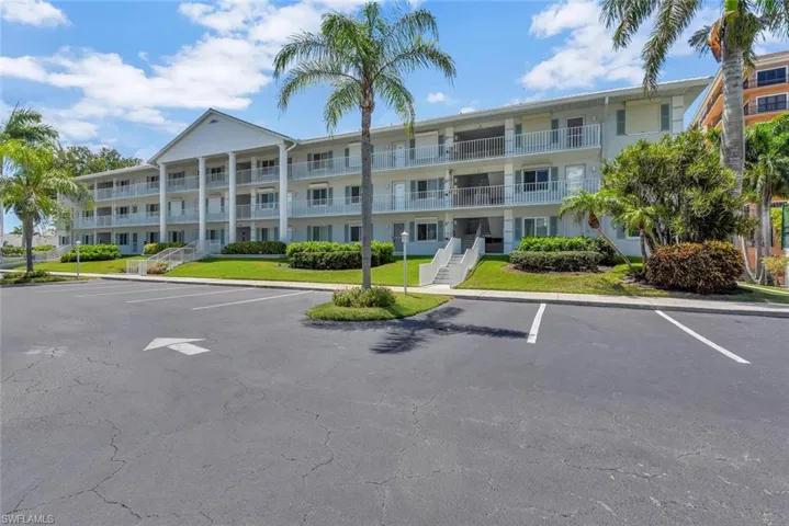10682  Gulf Shore  DR, Naples, FL 34108