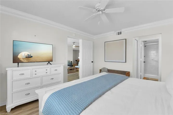 10682  Gulf Shore  DR, Naples, FL 34108