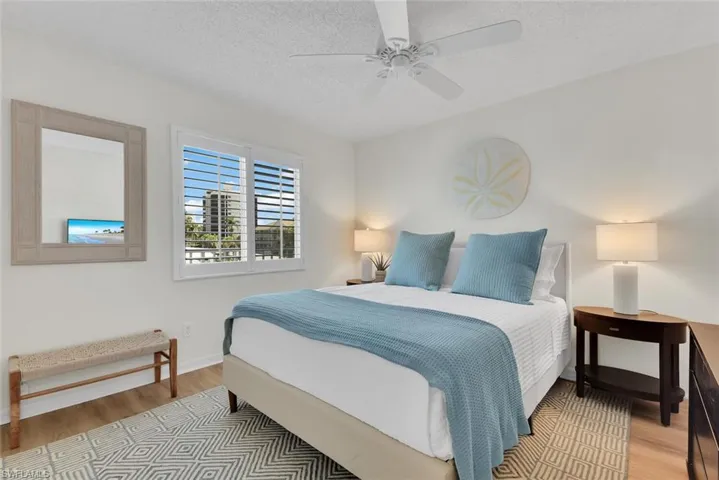10682  Gulf Shore  DR, Naples, FL 34108