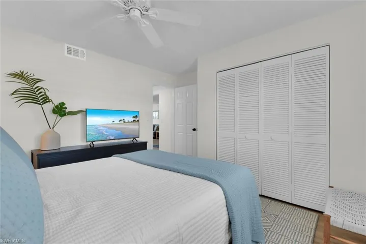 10682  Gulf Shore  DR, Naples, FL 34108