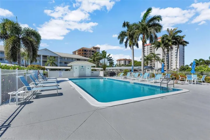 10682  Gulf Shore  DR, Naples, FL 34108