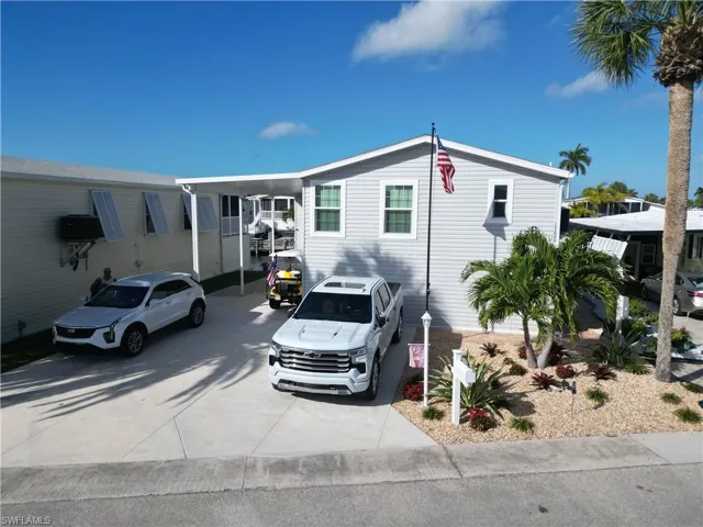 Manufactured / mobile home with driveway and an attached carport