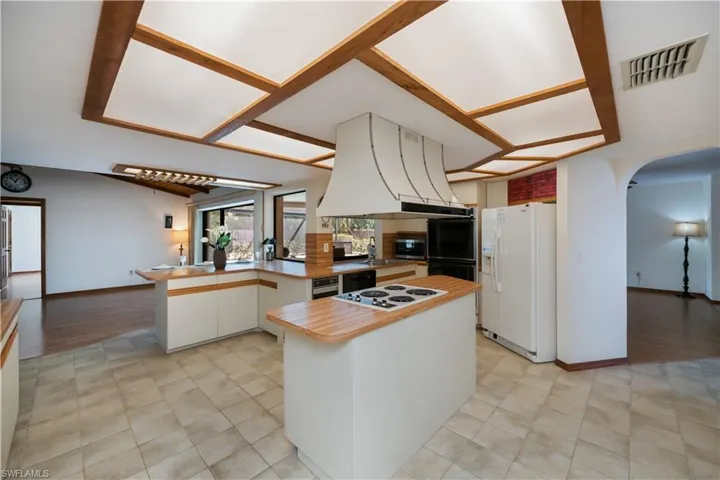 kitchen looking towards entrance to 1/2 bath